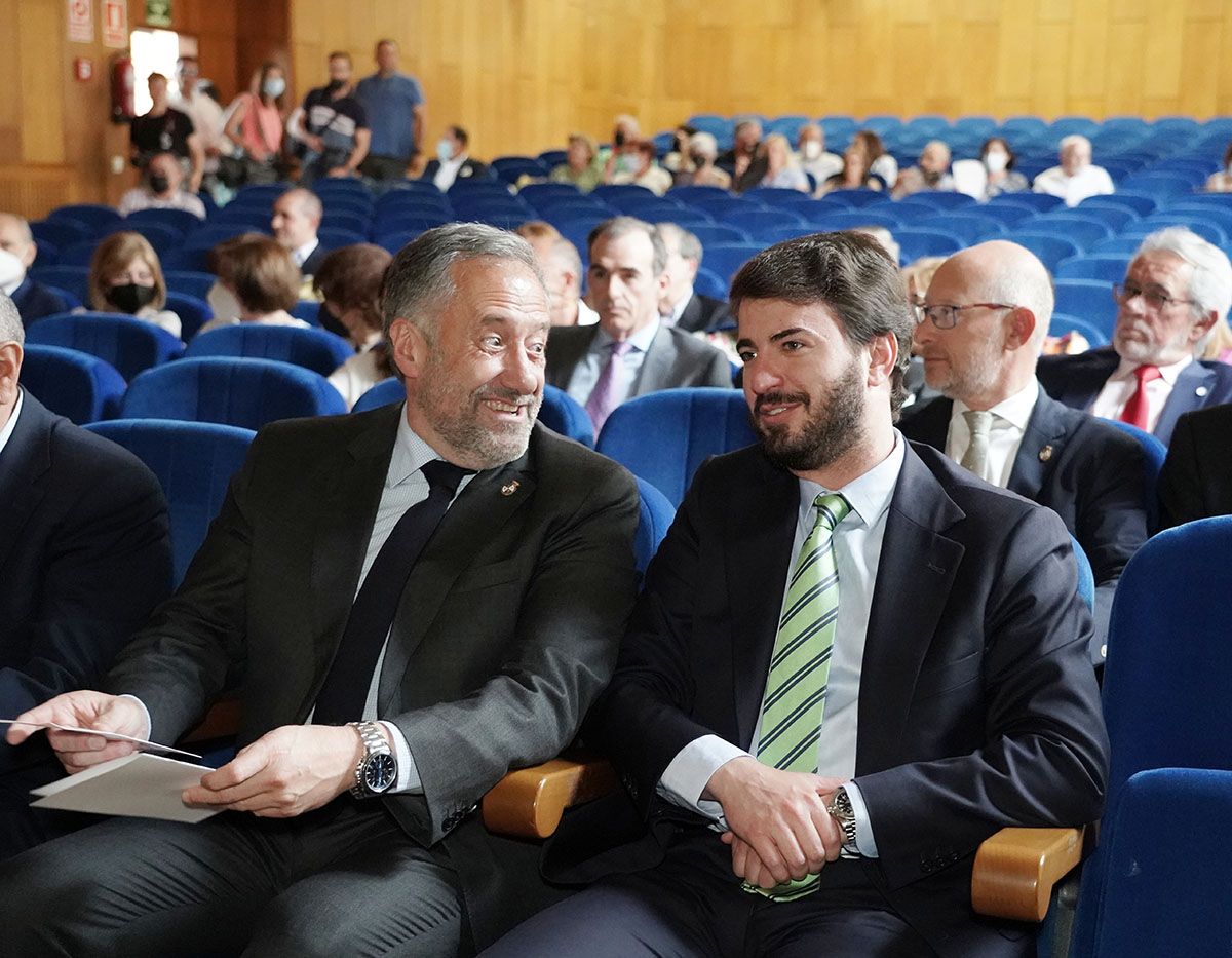 El vicepresidente de la Junta entrega el Premio Colmena 2022 de la AVT al Colegio de Periodistas de Castilla y Le�
