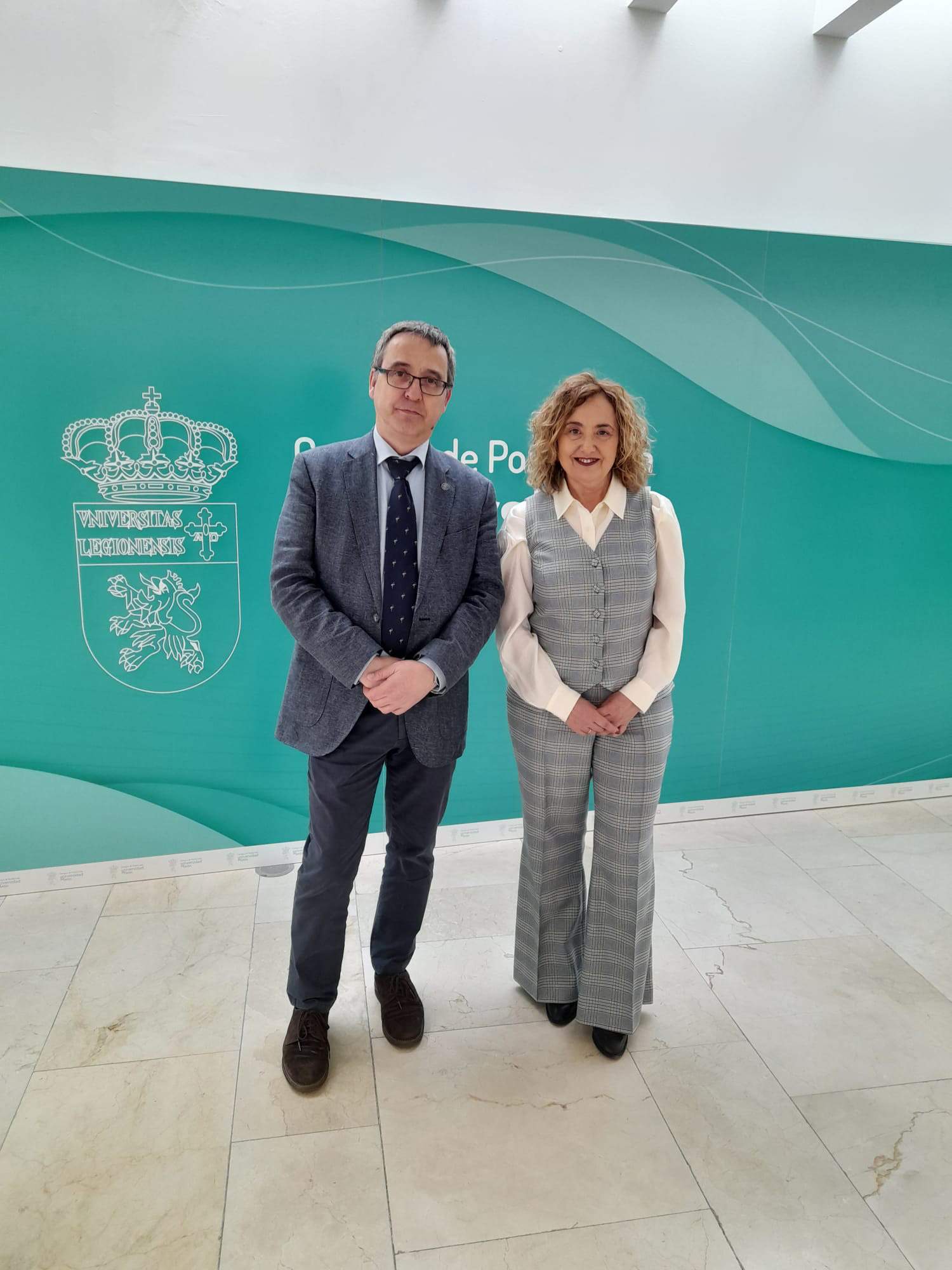Expociencia Ponferrada.La vicerrectora, Pilar Marqués, y el vicerrector de Investigación y Transferencia de la ULE, Santiago Gutiérrez
