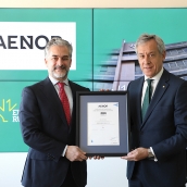 El presidente de Eurocaja Rural, Javier López Martín, ha recibido esta distinción de manos de David Pastors, director General de Evaluación de la Conformidad de AENOR, que reconoce el cumplimiento de las últimas tendencias y prácticas de gobernanza.