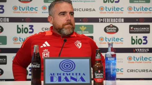 Javi Rey confía en que la Ponferradina reaccione en el derbi para luchar por el ascenso directo: «Las opciones reales pasan por ganar»