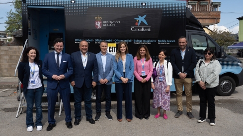 Sara Aagesen conoce en Cabañas Raras el funcionamiento de una de las oficinas móviles de CaixaBank