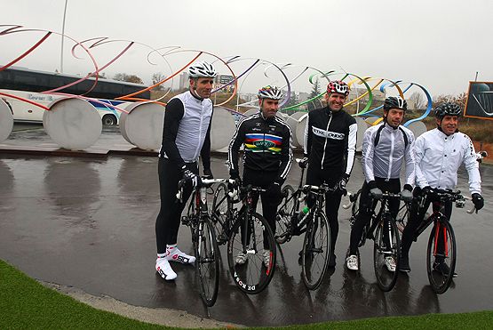 Los ciclistas en la rotonda del Mundial 2014 (César Sánchez)