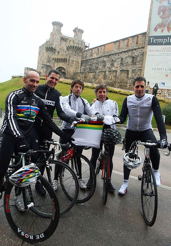 Los ciclistas posan con el maillot de la UCI (César Sánchez)
