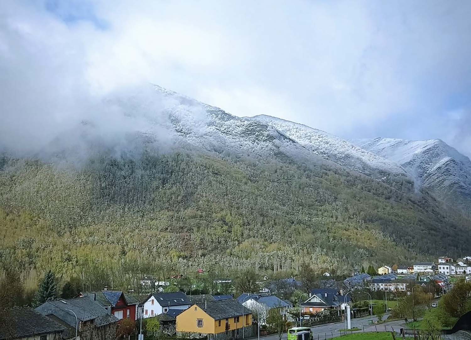 La nieve se deja ver en su 'paso' por la Semana Santa del Bierzo y Laciana La nieve se deja ver en su 'paso' por la Semana Santa del Bierzo y Laciana
