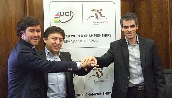 El pte. de Deportes de Nautalia, Francisco Arranz (izq), el alcalde de Ponferrada, Samuel Folgueral (en medio) y el presidente de la Fundación de Deportes, Sergio Gallardo (dcha.)