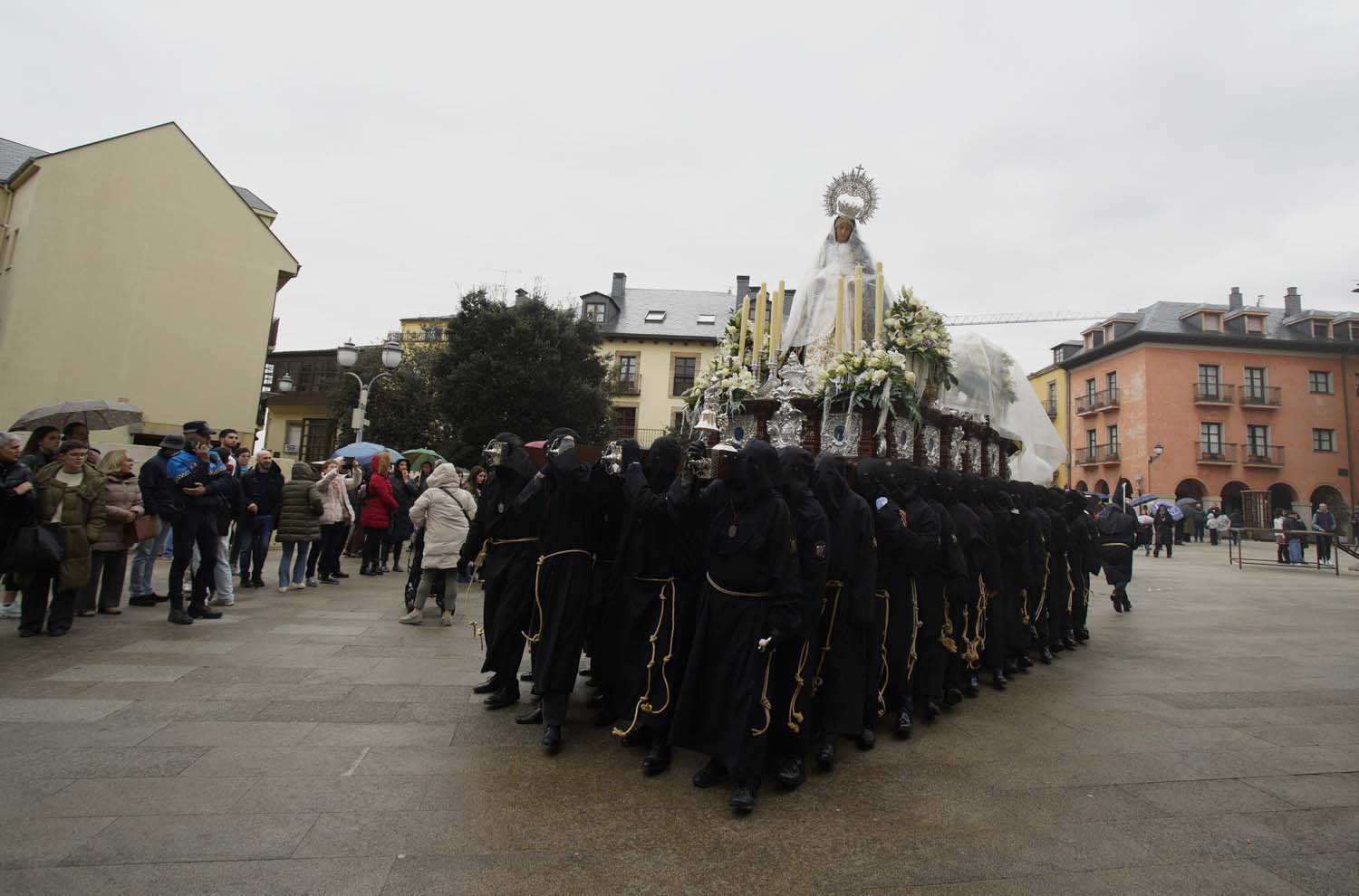 César Sánchez, ICAL. Lluvia en la procesión del Encuentro en Ponferrada (6)
