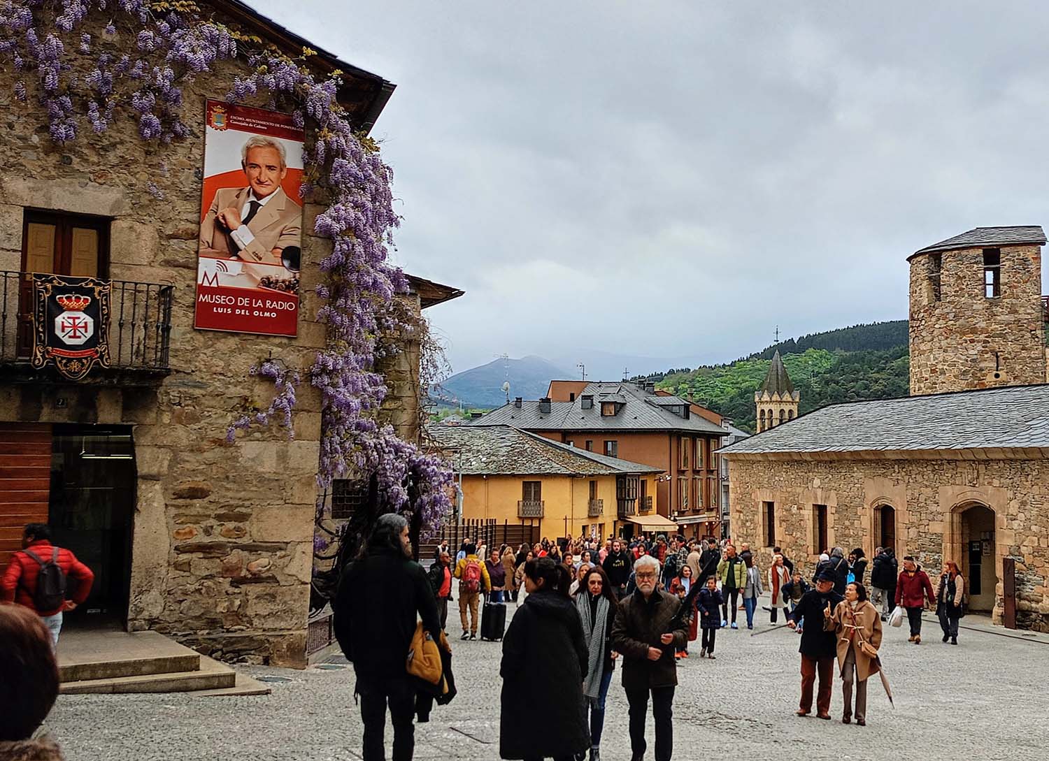  Turistas en el Castillo de Ponferraday los museos municipales 