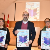 Presentación de la Feria del libro en Ponferrada. Ana Belén Mauriz (I), secretaria-tesorera de la Asociación Libreros de Ponferrada, alcalde de Ponferrada, Marco Morala (C) y Marta Quiñones (D), presidenta Asociación Libreros de Ponferrada