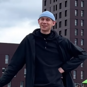 Erik Harley posa delante de la Torre de la Rosaleda