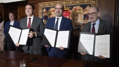César Sánchez ICAL. El consejero de Medio Ambiente, Vivienda y Ordenación del Territorio, Juan Carlos Suárez Quiñones, y el alcalde de Ponferrada, Marco Morala, firman el convenio del alumbrado público de Ponferrada.