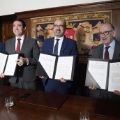 César Sánchez ICAL. El consejero de Medio Ambiente, Vivienda y Ordenación del Territorio, Juan Carlos Suárez Quiñones, y el alcalde de Ponferrada, Marco Morala, firman el convenio del alumbrado público de Ponferrada.