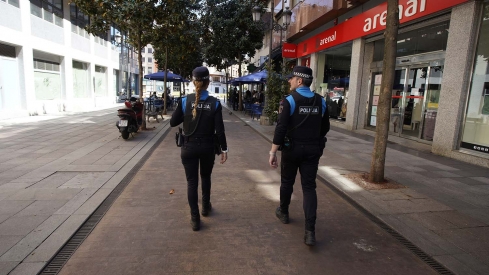 César Sánchez ICAL. La policía municipal de Ponferrada realiza patrullas por las calles de la ciudad debido al apagón masivo