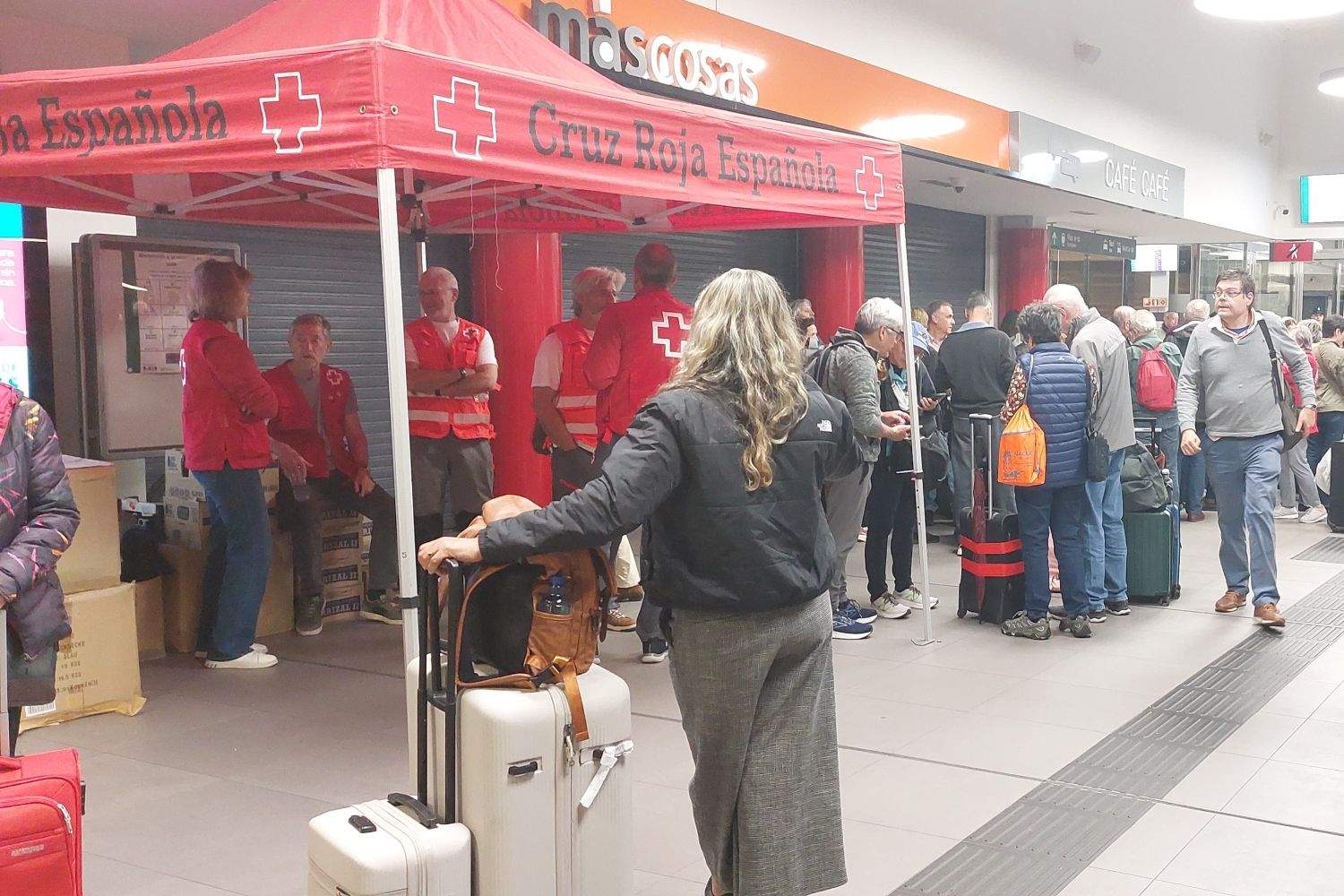 600 pasajeros cobijados en la estación de tren de León recibieron alimentos gracias a Cruz Roja
