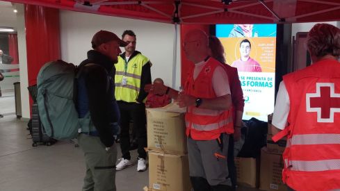 Unas 600 personas refugiadas en la estación de tren de León fueron asistidas por Cruz Roja