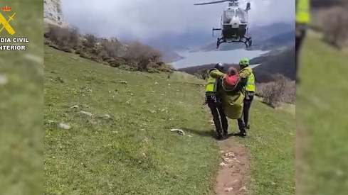 Rescatada en helicóptero una senderista herida en Folgoso de la Ribera