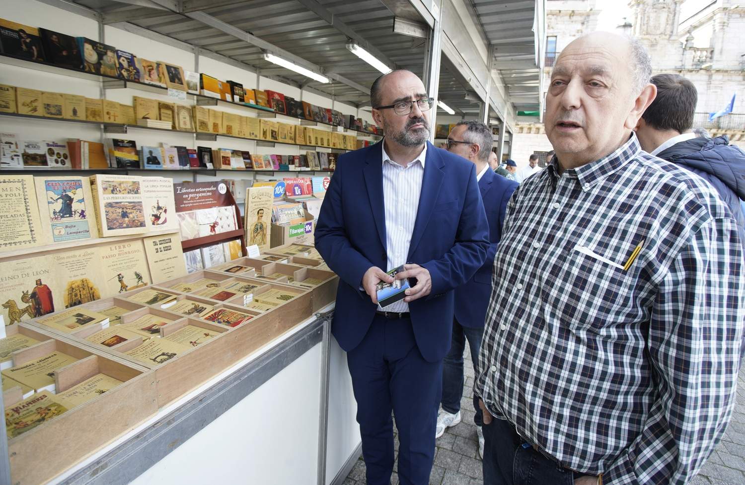 César Sánchez / ICAL . El alcalde de Ponferrada, Marco Morala, y el propietario de la Librería Cajón Desastre, Adolfo Suárez, inauguran la XXXII Feria del libro antiguo y de ocasión