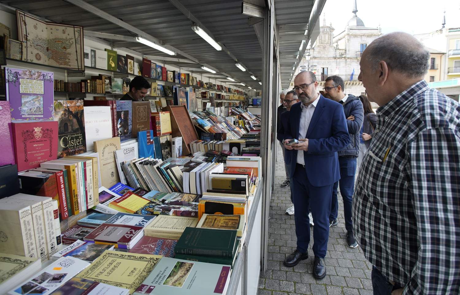 César Sánchez / ICAL . El alcalde de Ponferrada, Marco Morala, y el propietario de la Librería Cajón Desastre, Adolfo Suárez, inauguran la XXXII Feria del libro antiguo y de ocasión