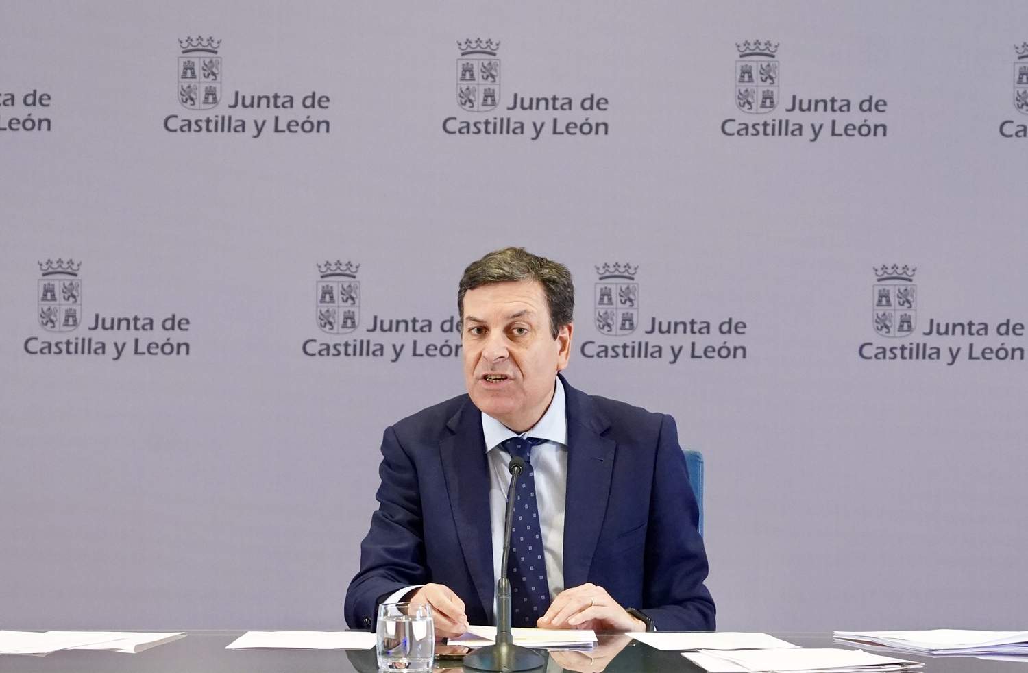 El consejero de Economía y Hacienda y portavoz de la Junta, Carlos Fernández Carriedo, comparece en rueda de prensa posterior al Consejo de Gobierno | Miriam Chacón / ICAL