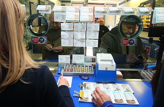 Imagen de una administración de Lotería en Ponferrada este sábado (C.Sánchez)