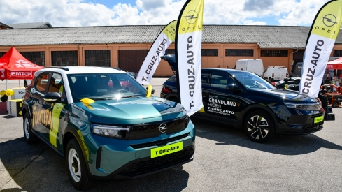 Los nuevos Opel Frontera y Grandland 'aparcan' en la Feria de Mayo de Cacabelos