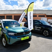 Los nuevos Opel Frontera y Grandland 'aparcan' en la Feria de Mayo de Cacabelos