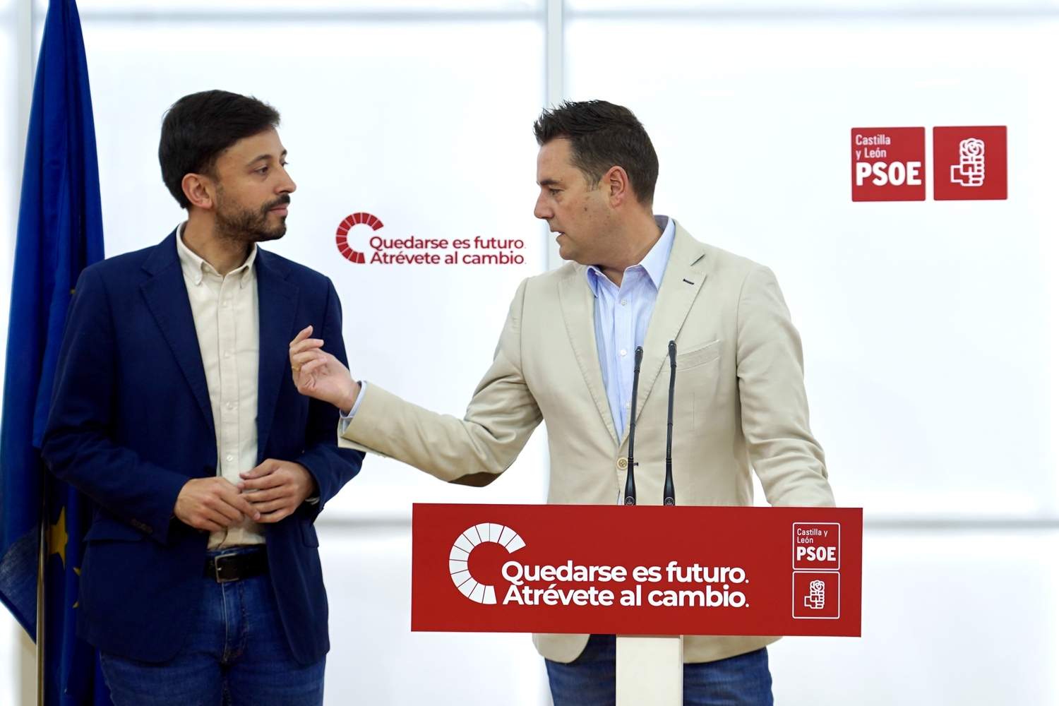 El secretario de Organización del PSOECyL, Daniel de la Rosa, y el secretario de Política Municipal del PSOECyL, Fran Díaz, informan de diversas acciones en materia de política municipal | Miriam Chacón / ICAL