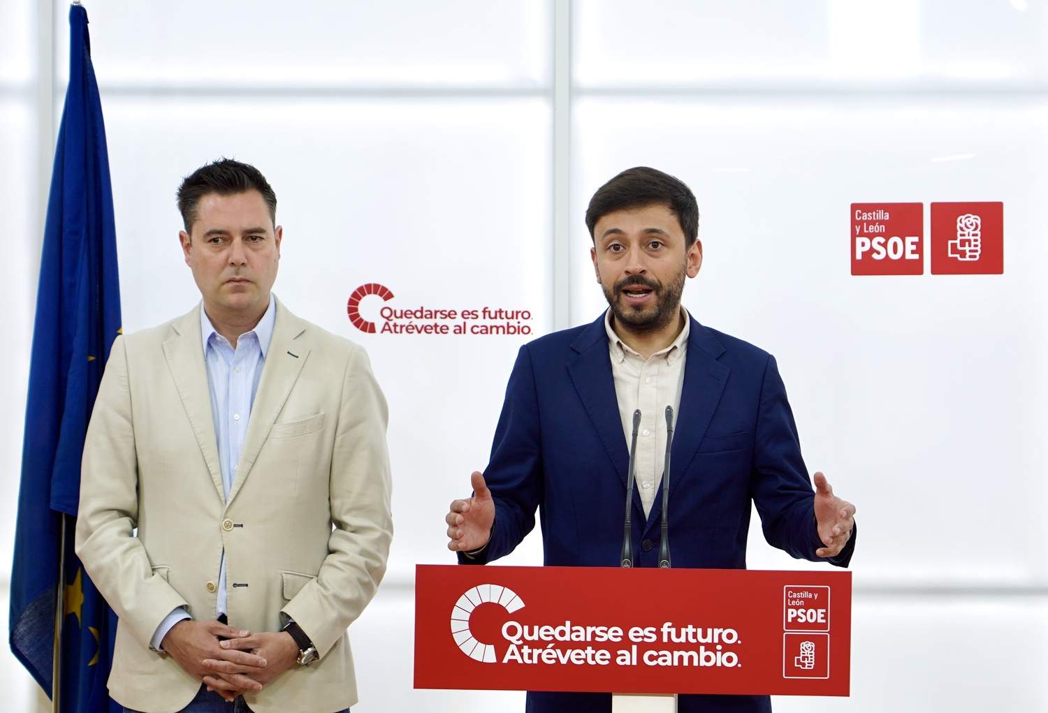 El secretario de Organización del PSOECyL, Daniel de la Rosa, y el secretario de Política Municipal del PSOECyL, Fran Díaz, informan de diversas acciones en materia de política municipal | Miriam Chacón / ICAL