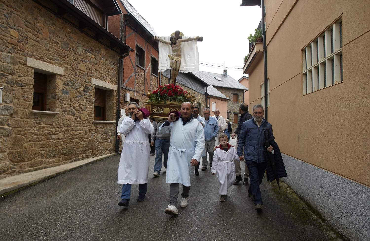 Quintana de Fuseros (Igüeña) celebra su Procesión de los Amortajados | César Sánchez / ICAL Quintana de Fuseros (Igüeña) celebra su Procesión de los Amortajados | César Sánchez / ICAL
