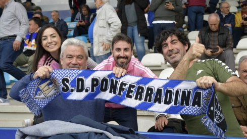 Así disfrutó El Toralín de la victoria que acerca a la Ponferradina al liderato | Dani Merino Así disfrutó El Toralín de la victoria que acerca a la Ponferradina al liderato | Dani Merino