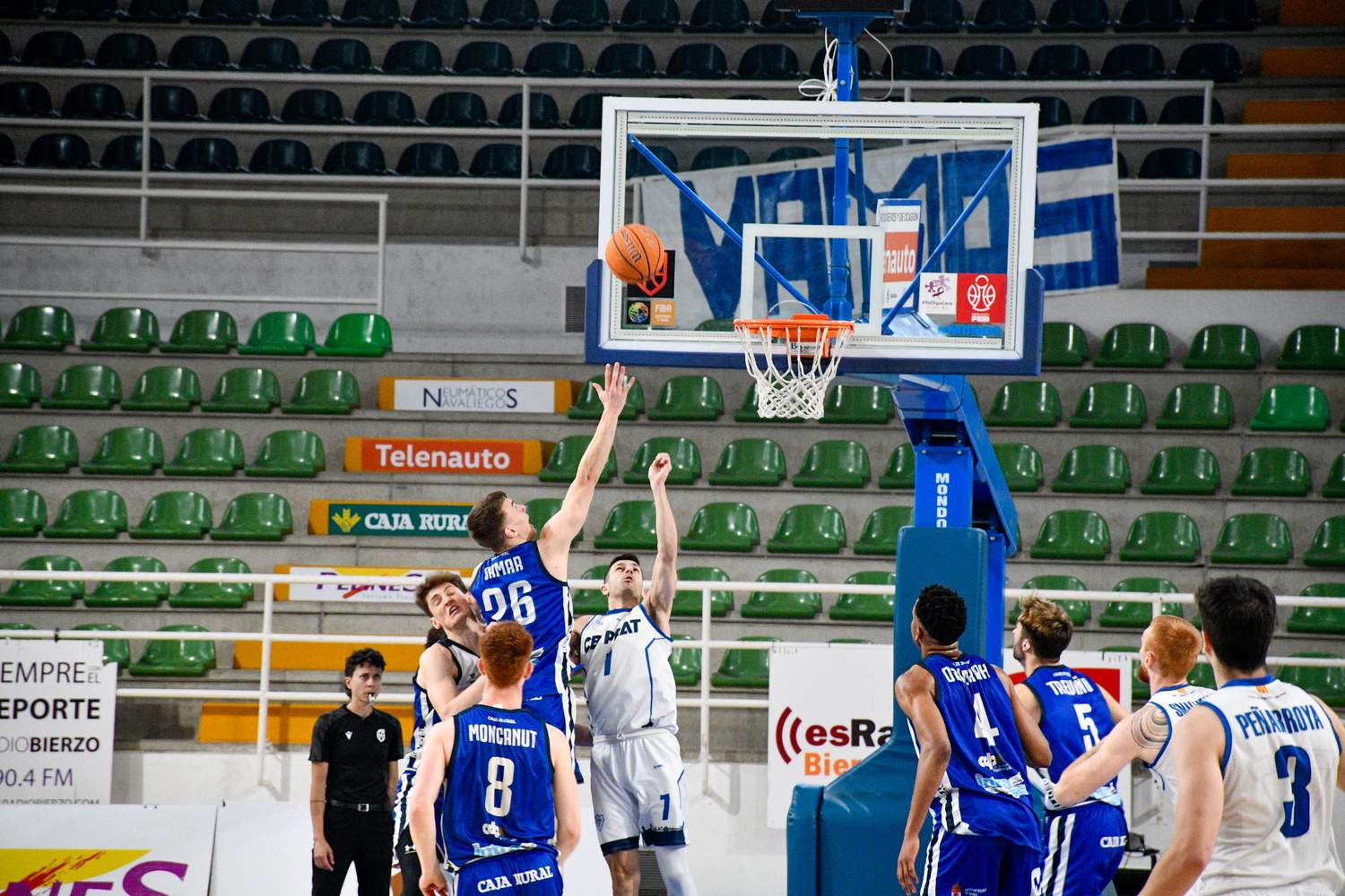 El Lydia Valentín vibró pese al adiós del Clínica Ponferrada de los playoffs de ascenso | Dani Merino El Lydia Valentín vibró pese al adiós del Clínica Ponferrada de los playoffs de ascenso | Dani Merino