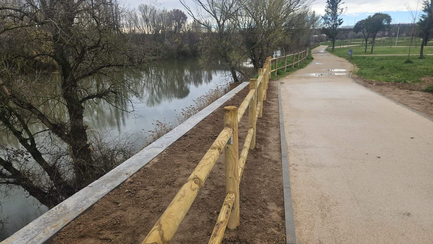 Río Pisuerga a su paso por Arroyo de la Encomienda