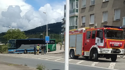 Un autobús atorado en el paseo de los Nogales obliga a cortar el tráfico en el Puente del Centenario | Destilería Bar Ponferrada