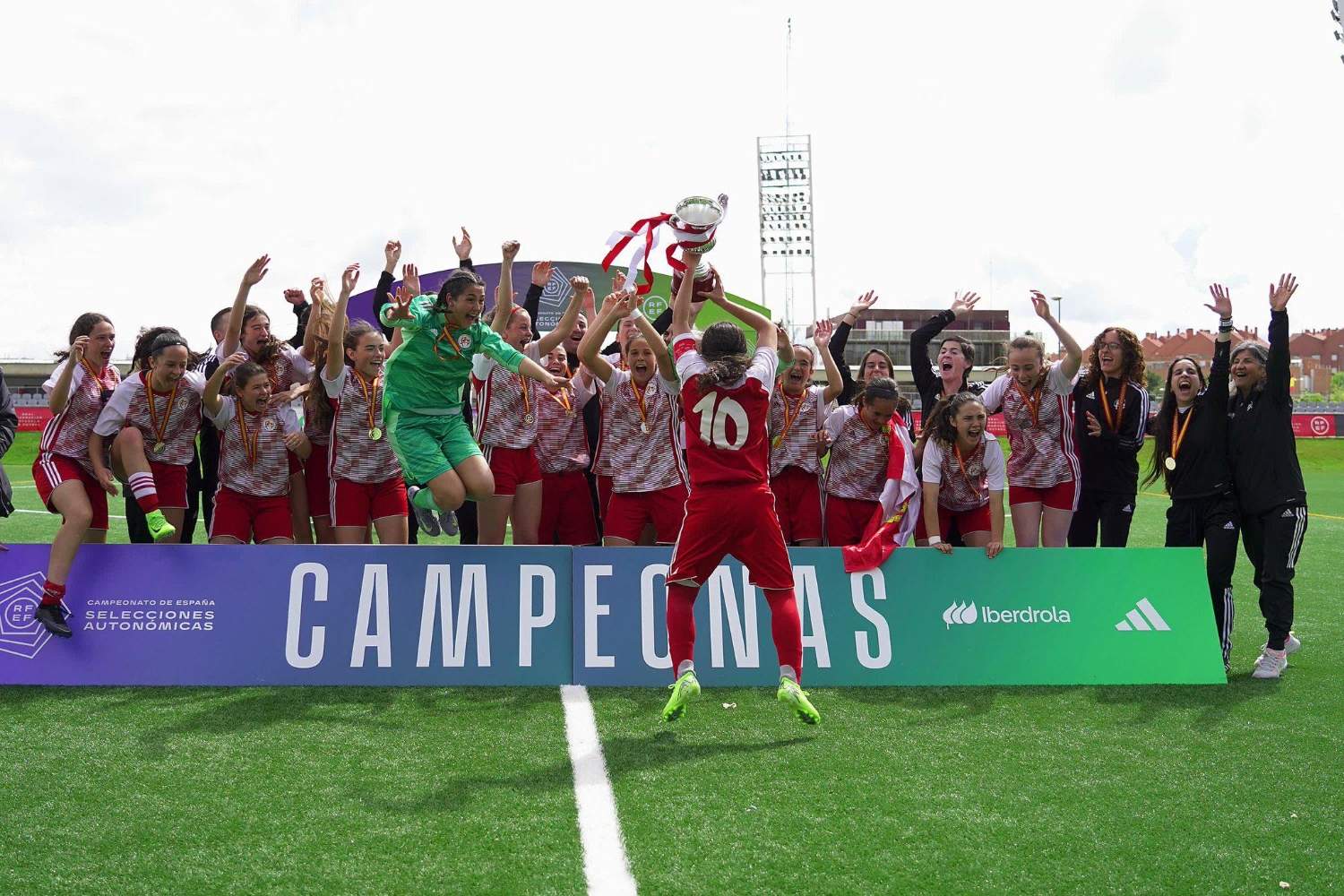 La selección femenina de fútbol Sub-16 de CyL celebra el Campeonato de España de Plata | RFCyLF