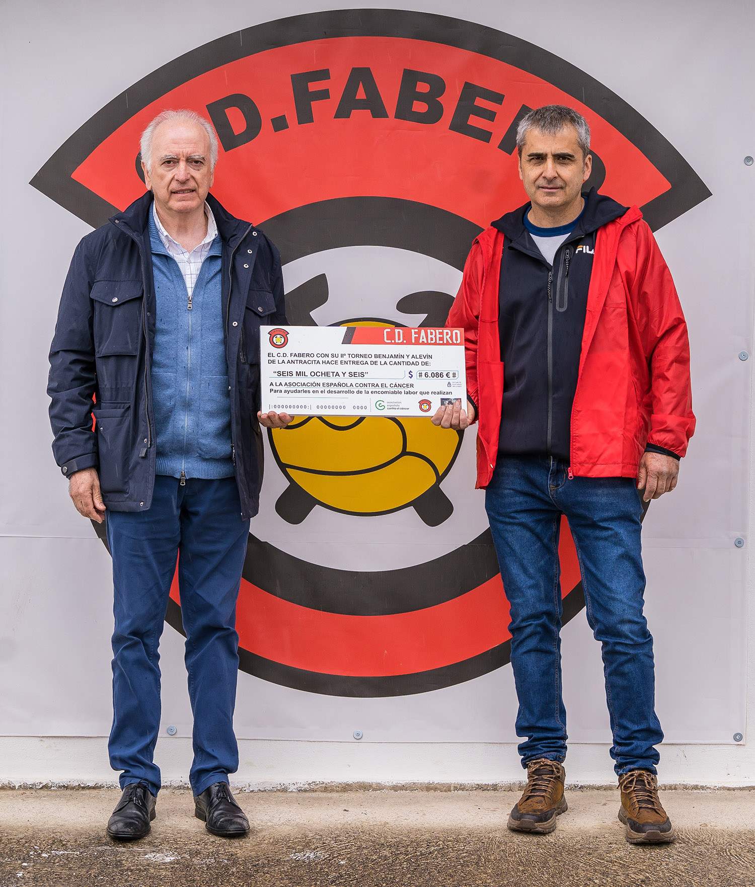 El Fabero entrega más de 6.000 euros del II Torneo de la Antracita a la AECC