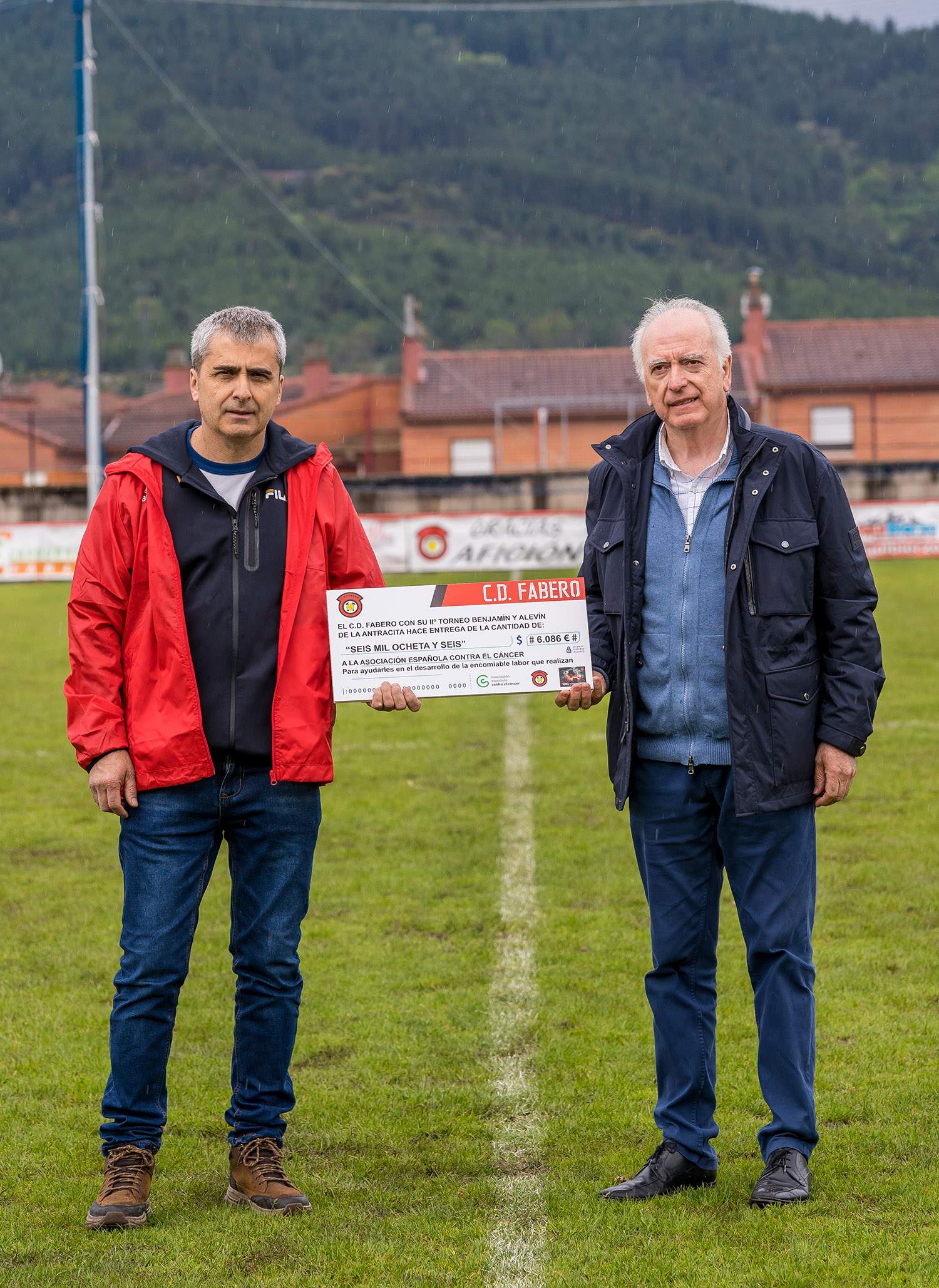 El Fabero entrega más de 6.000 euros del II Torneo de la Antracita a la AECC.