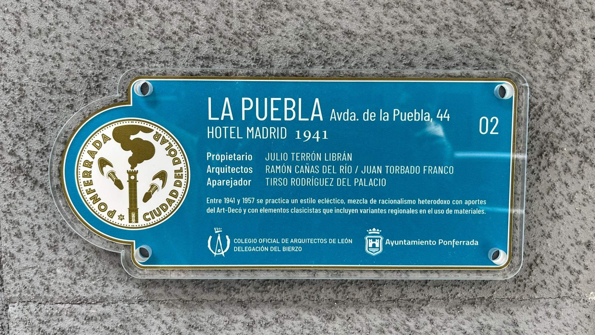 Placas de la Ciudad del Dólar de Ponferrada en el antiguo Hotel Madrid 