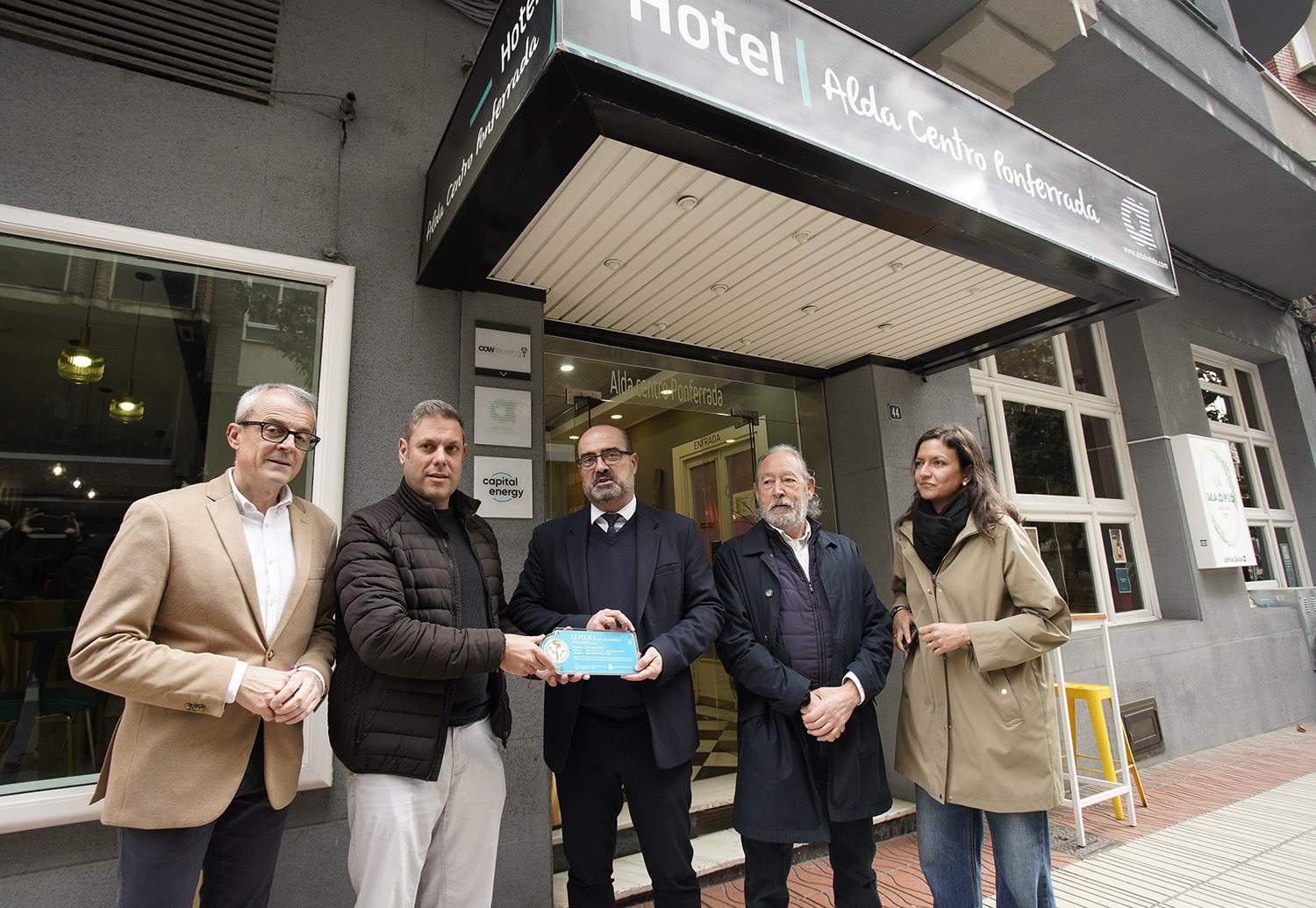 César Sánchez / ICAL. El alcalde de Ponferrada, Marco Morala (C), junto al teniente alcalde y concejal de Turismo, Iván Alonso (2I), el presidente de la Delegación en Ponferrada del Colegio Oficial de Arquitectos de León, Jesús Gorostiza (2D), el concejal de Hcienda, Luis Antonio Moreno (I), y la concejala Presidencia, Relaciones Institucionales, Fondos Europeos, Transparencia y Fomento, Lidia Coca, durante la presentación de la primera placa 'Ciudad del Dolar'
