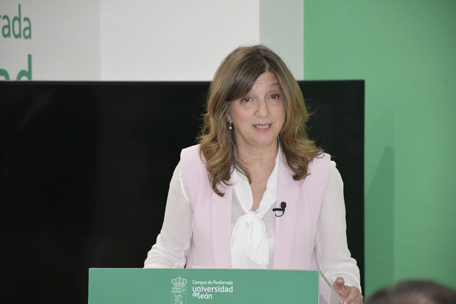 Firma entre la Universidad y la Ponferradina. En la foto, la rectora de la Universidad de León 