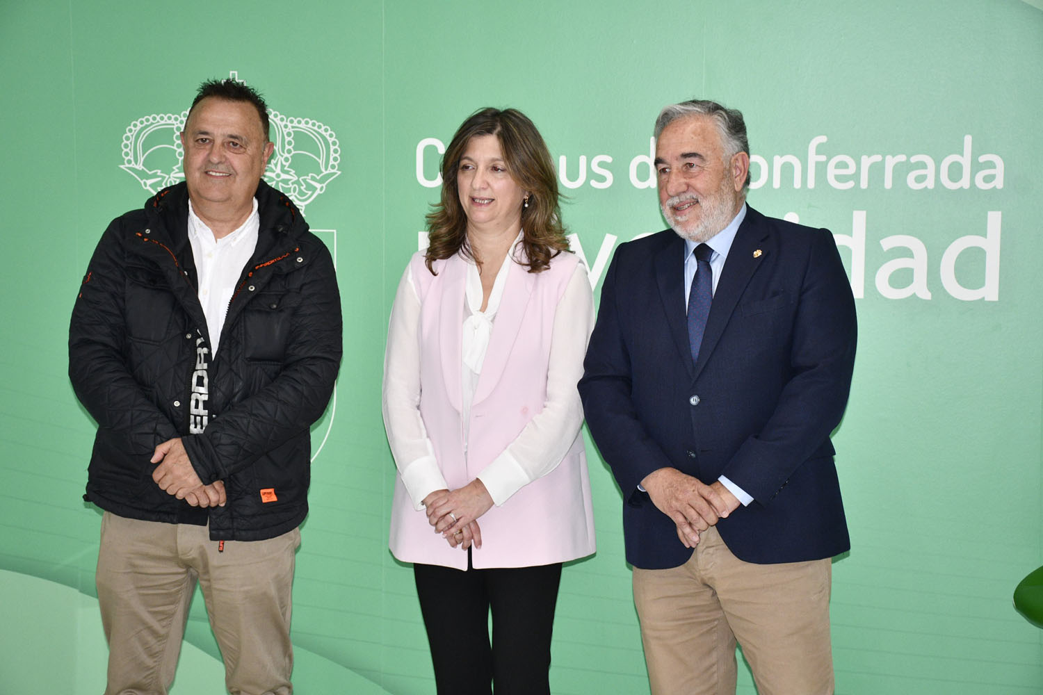 Firma entre la Universidad y la Ponferradina. En la foto, el presidente de la Ponferrada, la rectora de la Universidad de León y el presidente del C.D Ponferrada Fútbol Firma entre la Universidad y la Ponferradina. En la foto, el presidente de la Ponferrada, la rectora de la Universidad de León y el presidente del C.D Ponferrada Fútbol