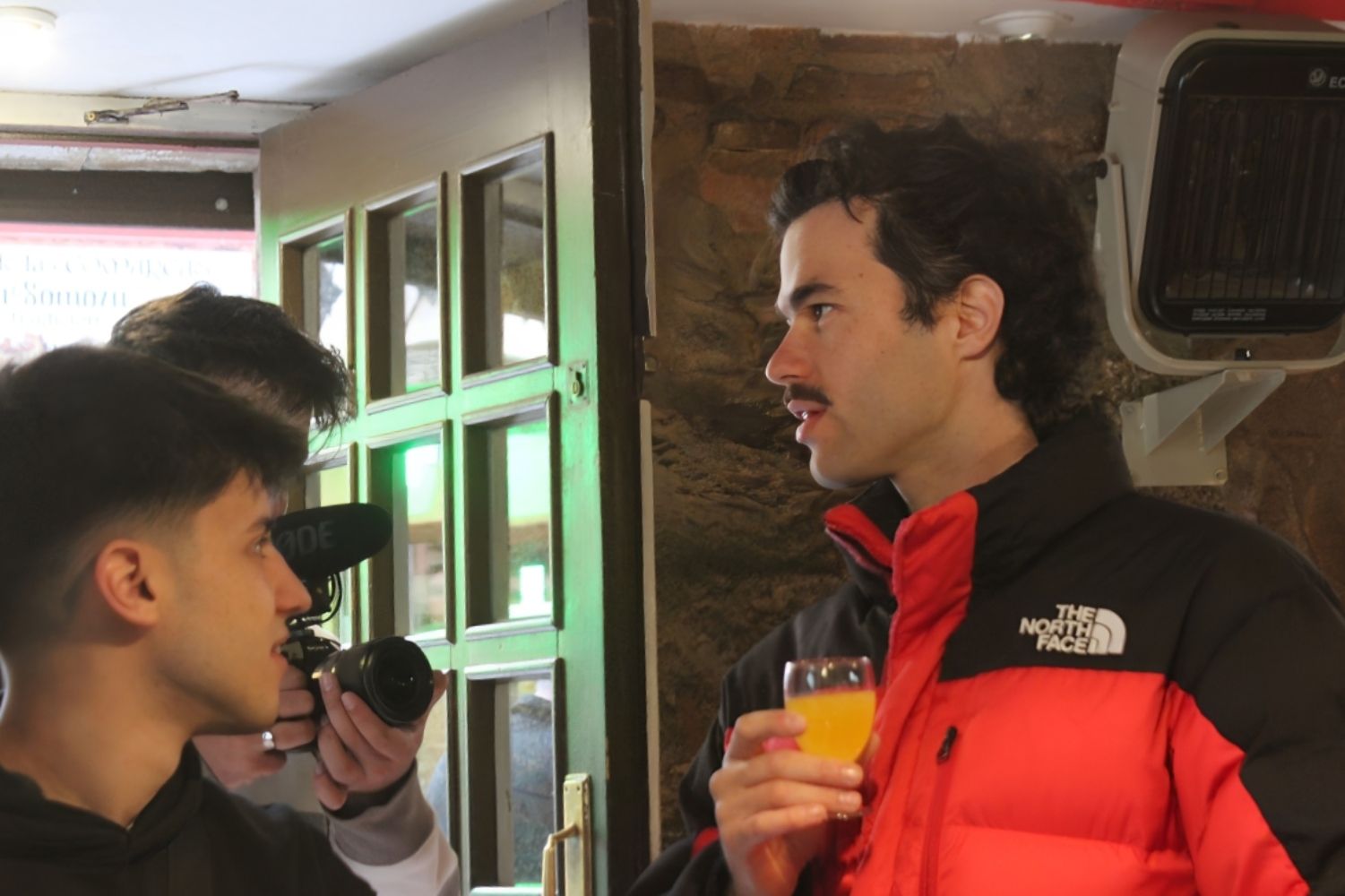 Miguel Diaz de Frezzyks junto a Peldanyos en el bar El Flechazo Miguel Diaz de Frezzyks junto a Peldanyos en el bar El Flechazo