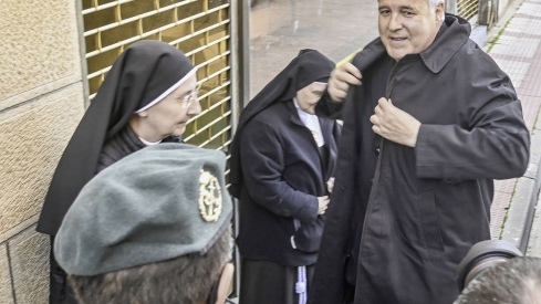 Ricardo Ordóñez  ICAL . El arzobispo de Burgos y comisario pontificio de los monasterios de Belorado, Orduña y Derio, Mario Iceta, a su llegada al juzgado de Briviesca.