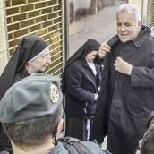 Ricardo Ordóñez  ICAL . El arzobispo de Burgos y comisario pontificio de los monasterios de Belorado, Orduña y Derio, Mario Iceta, a su llegada al juzgado de Briviesca.