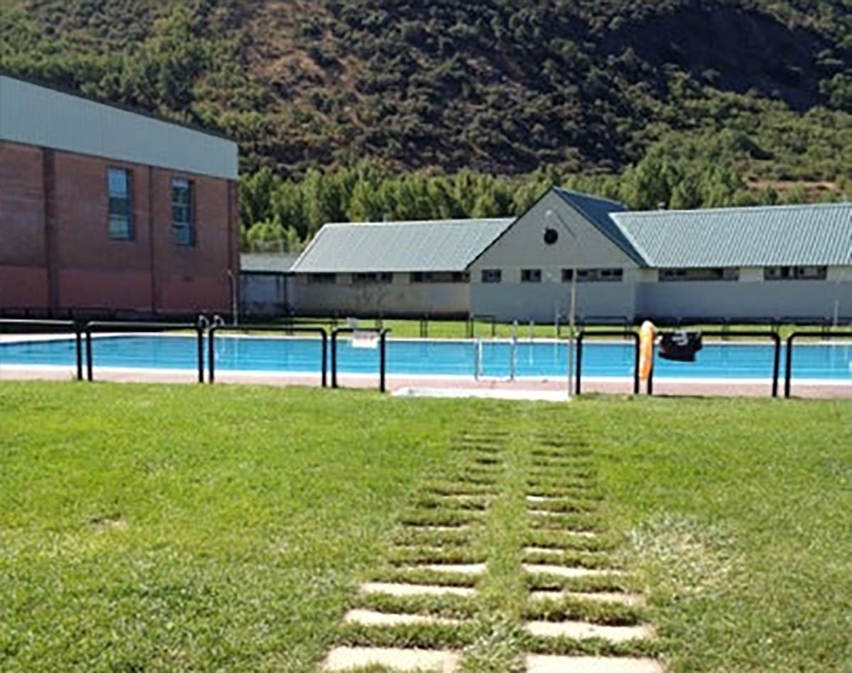 Imagen de las piscinas municipales de Flores del Sil