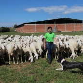 La pastora que cambió la ciudad por un sueño idílico transformando la ganadería ovina