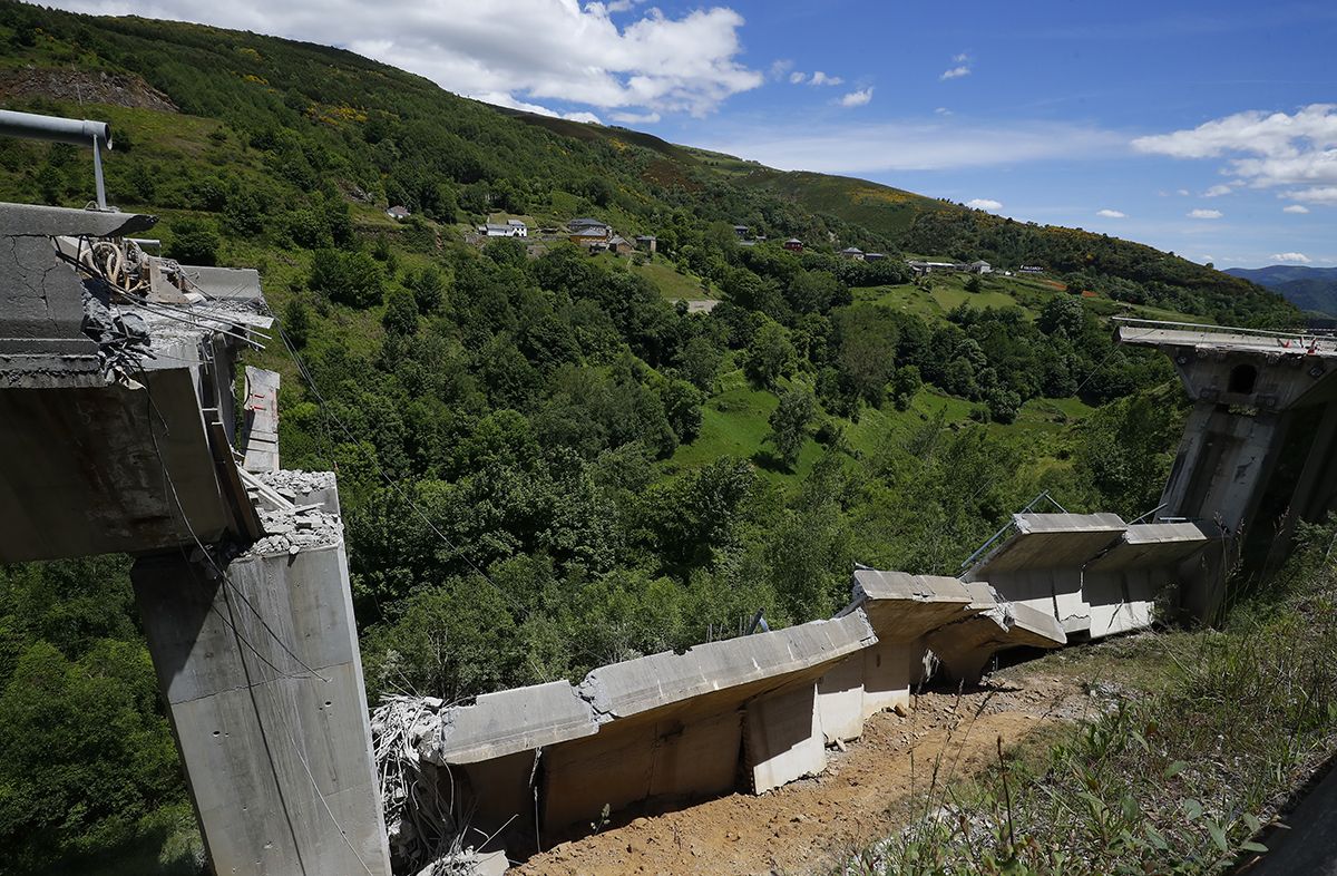 Derrumbe de parte del viaducto del Castro en el municipio de Vega de Valcarce (Le�