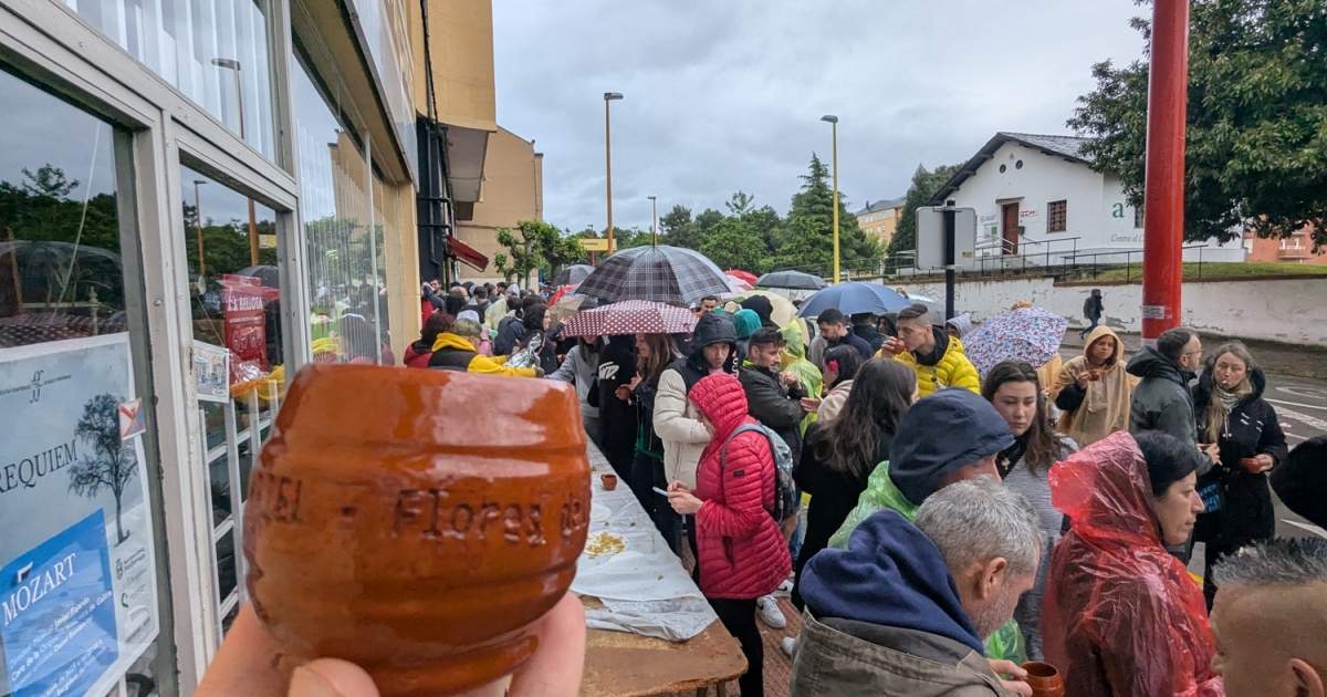 Cientos de ponferradinos cumplen con la tradición y las estaciones del vino en Flores del Sil