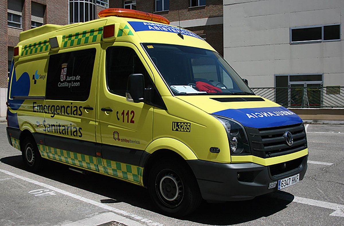 ambulancia | Dos heridos tras un accidente entre dos turismos en la N-VI a la altura de Villafranca