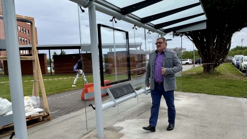 Renovación de marquesinas de Ponferrada. El concejal de Transporte, Carlos Fernández