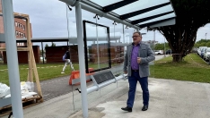 Renovación de marquesinas de Ponferrada. El concejal de Transporte, Carlos Fernández Renovación de marquesinas de Ponferrada. El concejal de Transporte, Carlos Fernández