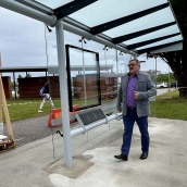 Renovación de marquesinas de Ponferrada. El concejal de Transporte, Carlos Fernández Renovación de marquesinas de Ponferrada. El concejal de Transporte, Carlos Fernández